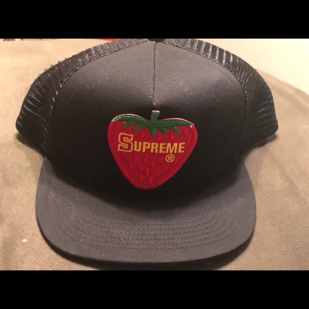 Supreme snap back hat
